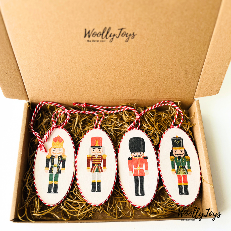 Négy darabos szines kézműves diótörő fa karácsonyfadísz szett elegáns kraft díszdobozban, természetes csomagolásban, ajándékozásra készen.