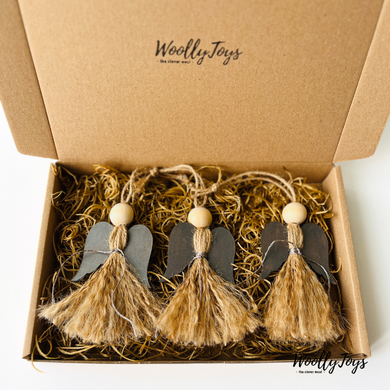 Három kézműves natúr angyal karácsonyfadísz ezüst szárnyakkal, spárgából és fából, elegáns kraft díszdobozban, egységes dekorációhoz.