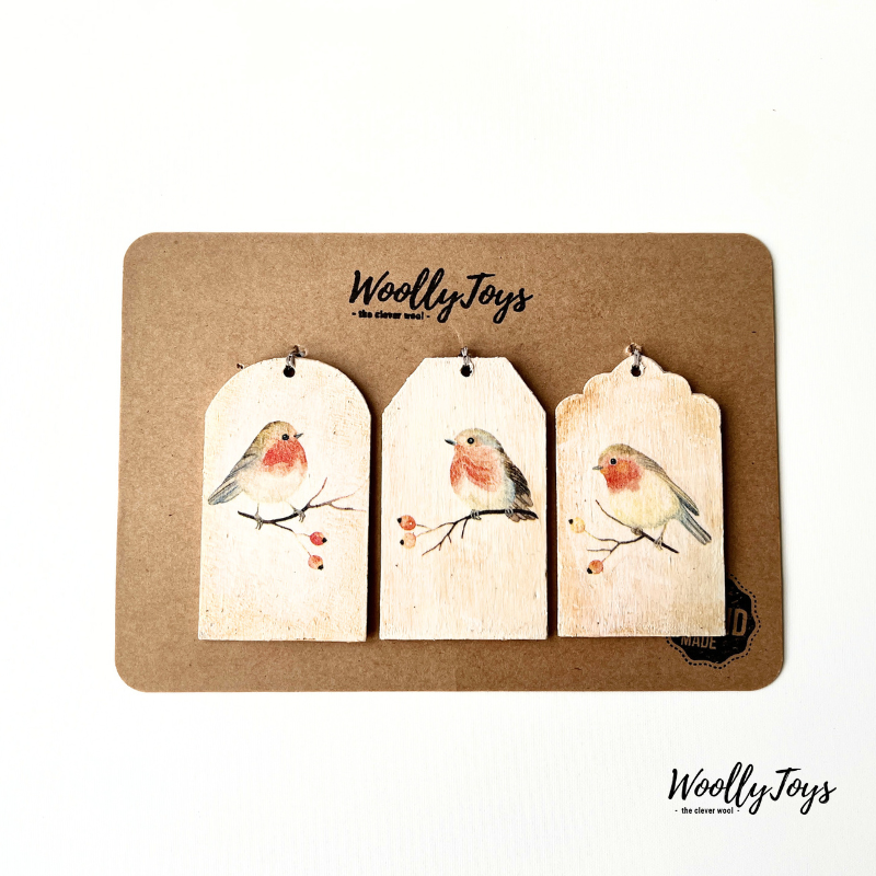 Három kézműves fa ajándékkísérő szines vörösbegy mintával, szalvéta technikával, natúr kraft karton csomagoláson, készen az ajándékozásra.